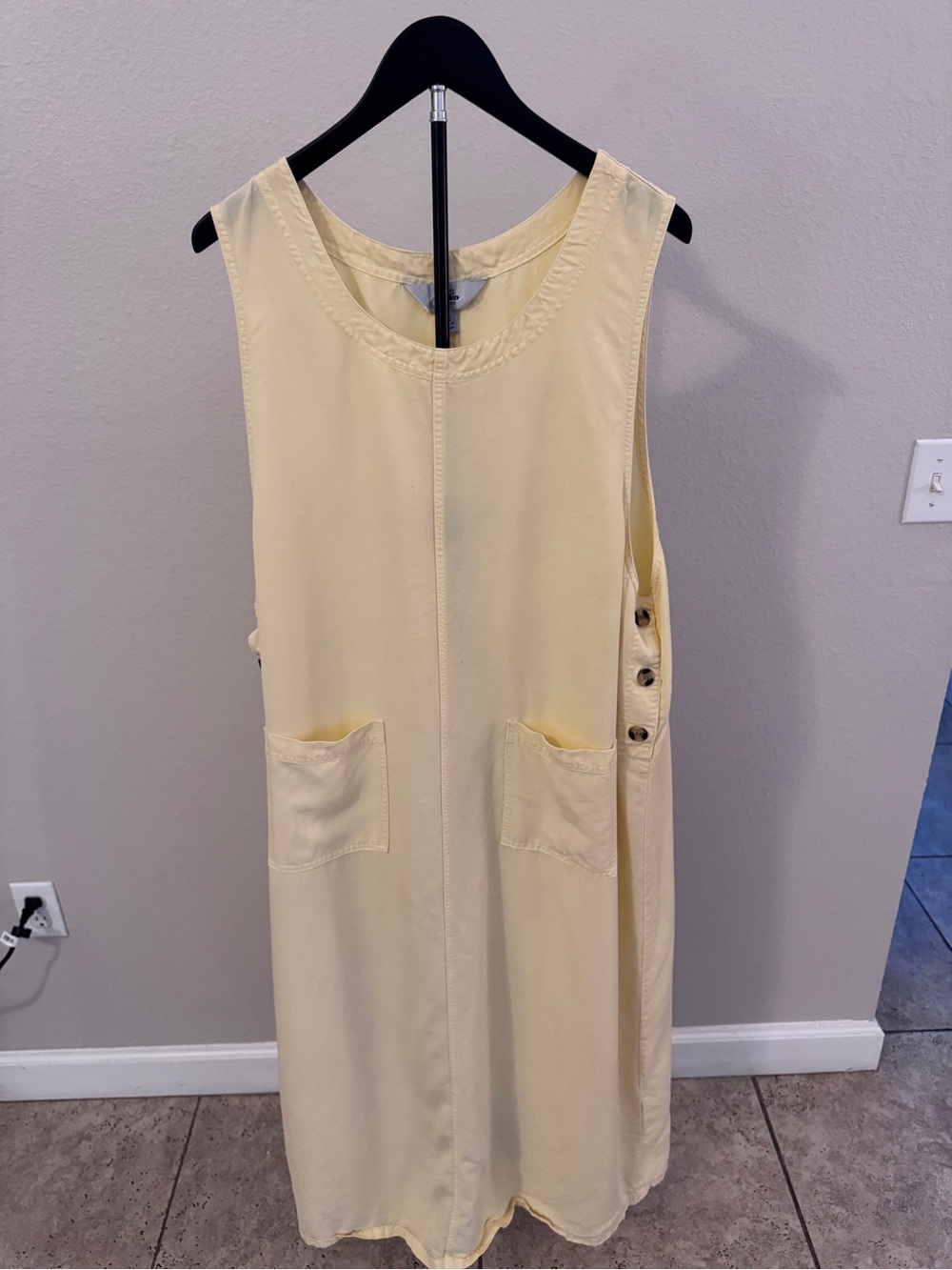 Sleeveless Yellow Midi Shift Dress with Front Pockets